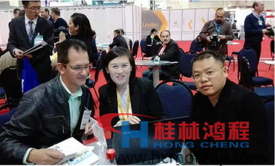 桂林鴻程磨粉機(jī)外貿(mào)業(yè)務(wù)員五一在國外與客戶洽談 桂林鴻程磨粉機(jī)外貿(mào)業(yè)務(wù)員五一在國外與客戶洽談