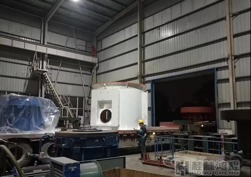 HLMX1700超細(xì)立磨發(fā)貨現(xiàn)場-超細(xì)立磨機(jī)主機(jī)分級機(jī)裝車 HLMX1700超細(xì)立磨發(fā)貨現(xiàn)場-超細(xì)立磨機(jī)主機(jī)分級機(jī)裝車