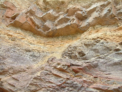 嫩泥，是一種土黃色，灰白色為主的雜色黏土